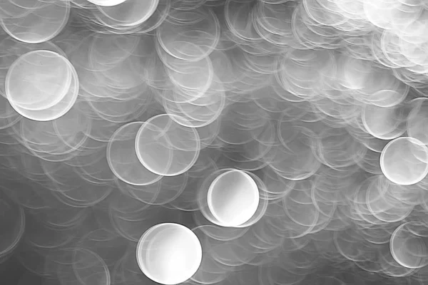 koyu arka plan üzerinde beyaz parlama bokeh ışıklar, sihir efekti yerleşimi.  