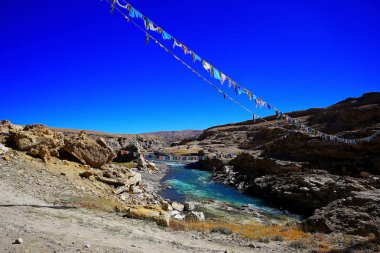 güzel manzara Tibet platosu dağlar ve gösterişli nehir, Çin ile. Wilderness şaşırtıcı panorama  