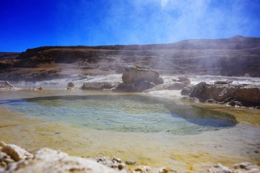 güzel manzara Tibet platosu dağlar ve gösterişli nehir, Çin ile. Wilderness şaşırtıcı panorama  
