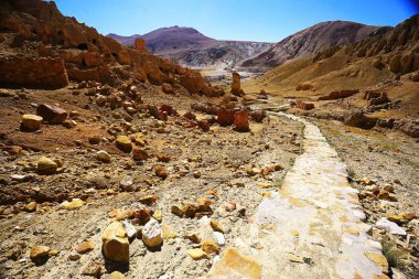 Çöl ve uzak dağlar 