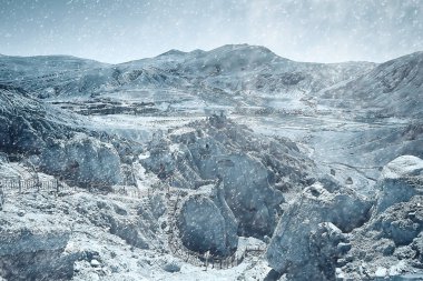 karlı kış dağlar, pitoresk Alp manzara şehrinde hava durumu 