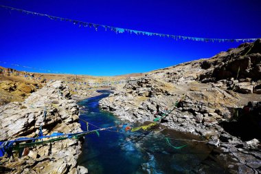  Budist bayrakları ve Himalaya kutsal göl