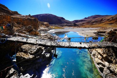 Himalaya kutsal göl üzerinde köprü 