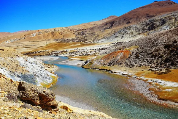 güzel manzara Tibet platosu dağlar ve gösterişli nehir, Çin ile. Wilderness şaşırtıcı panorama  
