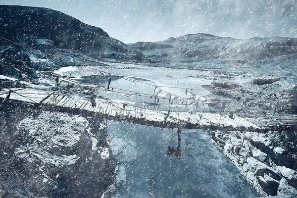 ahşap köprü ve pitoresk yatay, Tibet platosu dağlar ve açık nehir, karlı havalarda. Wilderness şaşırtıcı panorama  