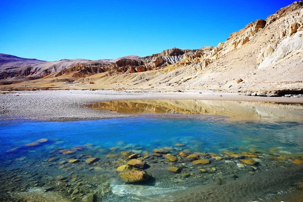 Tibet platosu dağlar ve açık Nehri ile güzel manzara. Wilderness şaşırtıcı panorama  