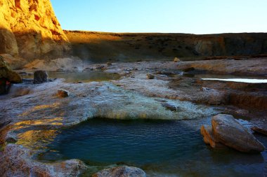 rocky Dağları Tibet platosu ve açık Nehri ile güzel manzara. Wilderness şaşırtıcı panorama  