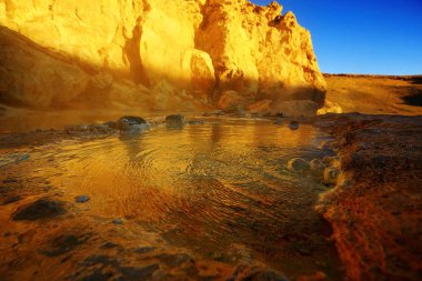 Tibet platosu dağlar ve açık Nehri ile güzel manzara. Wilderness şaşırtıcı panorama  
