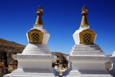 Tibet Budist manastırda stupas 