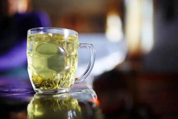 Groene thee in een beker — Stockfoto