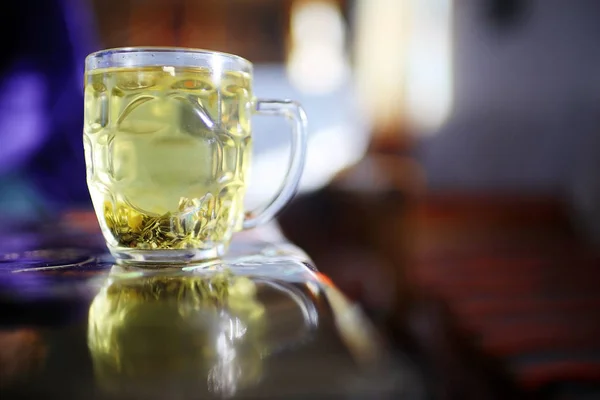 Groene thee in een beker — Stockfoto
