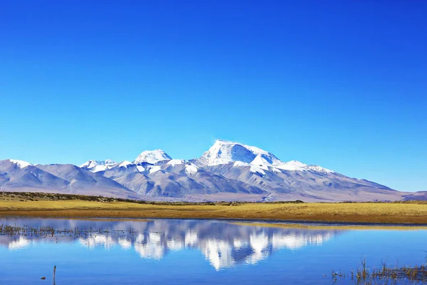 Lago sagrado en las montañas del Himalaya — Foto de Stock