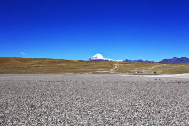 kumlu çöl ve uzak dağlar 
