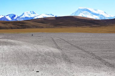 kumlu çöl ve uzak dağlar 