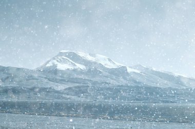 karlı kış dağlar, pitoresk Alp manzara şehrinde hava durumu 