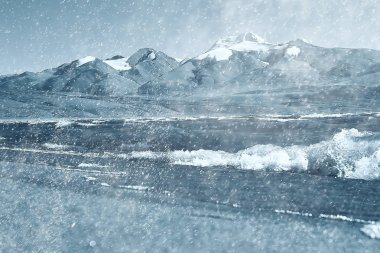 karlı kış dağlar, pitoresk Alp manzara şehrinde hava durumu 