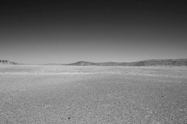 kumlu çöl ve uzak dağlar 