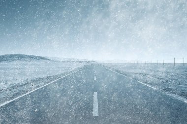 Modern asfalt yol ve pitoresk yatay, Tibet platosu dağlar