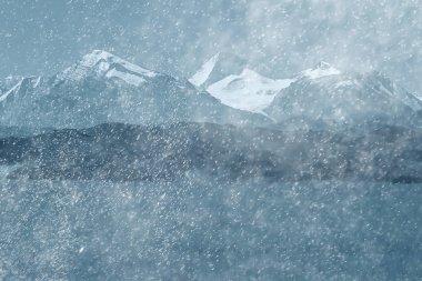 karlı kış dağlar, pitoresk Alp manzara şehrinde hava durumu 