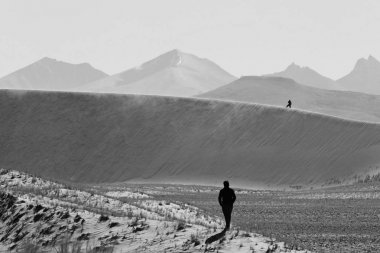 güzel manzara Tibet platosu Dağları, Çin ile. Şaşırtıcı panorama Wilderness, siyah ve beyaz. Ön plan üzerinde erkek siluet