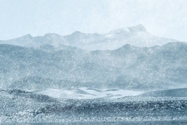 Tibet platosu Dağları ile güzel manzara. Wilderness şaşırtıcı panorama  