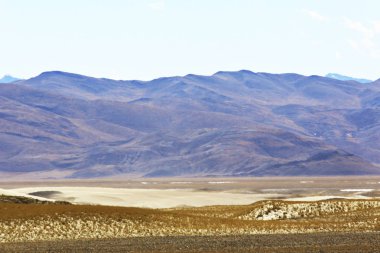 Tibet platosu Dağları ile güzel manzara. Wilderness şaşırtıcı panorama  
