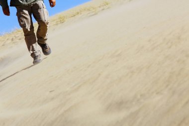 Çölde Yürüyen Adam 