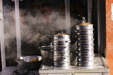 Çin yemekleri, geleneksel Asya sokak yemek yemek için metal tencere 