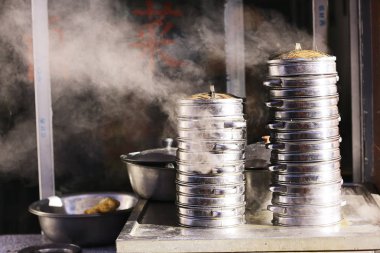 Çin yemekleri, geleneksel Asya sokak yemek yemek için metal tencere 