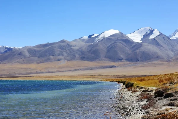 Lago sagrado en las montañas del Himalaya — Foto de Stock