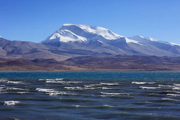 Lago sagrado en las montañas del Himalaya — Foto de Stock