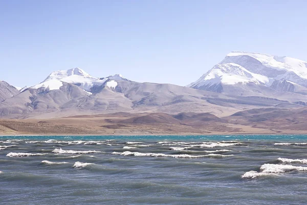 Montañas del Himalaya y lago — Foto de Stock
