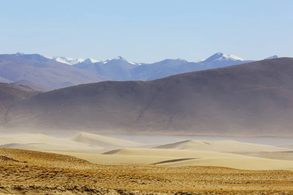 Desierto arenoso y montañas lejanas — Foto de Stock