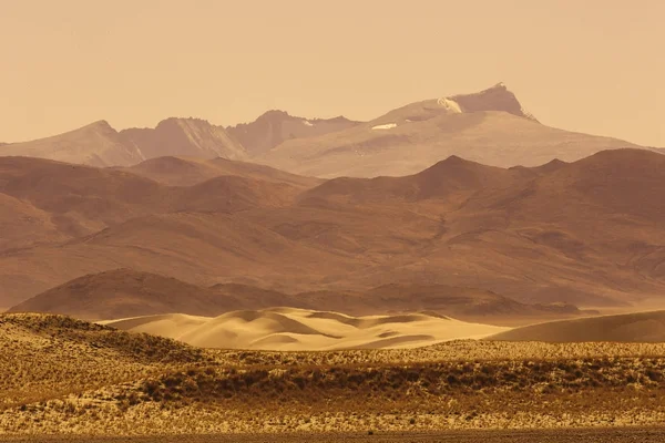 沙漠和遥远的山脉 — 图库照片