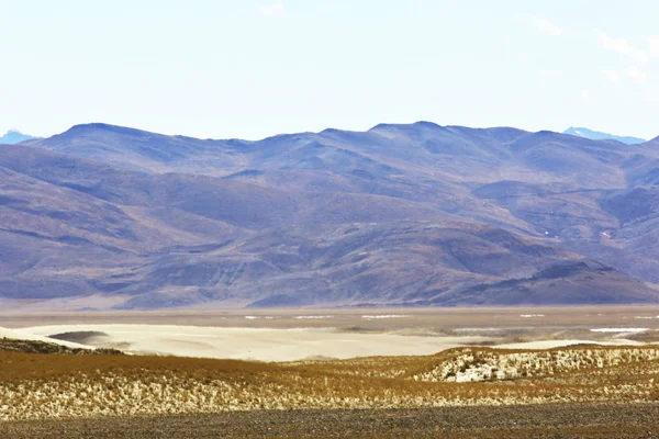 Tibet platosu Dağları ile güzel manzara. Wilderness şaşırtıcı panorama  