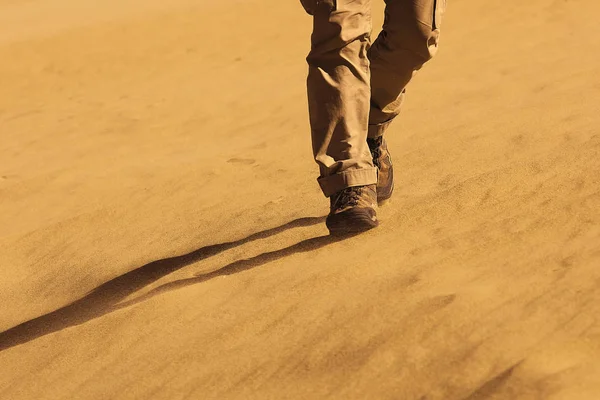 Homem caminhando no deserto — Fotografia de Stock