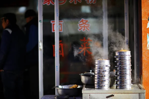 Çin Yemekleri Geleneksel Asya Sokak Yemek Yemek Için Metal Tencere — Stok fotoğraf