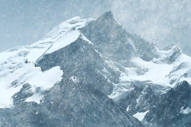 karlı kış dağlar, pitoresk Alp manzara şehrinde hava durumu 