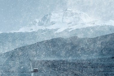 karlı kış dağlar, pitoresk Alp manzara şehrinde hava durumu 