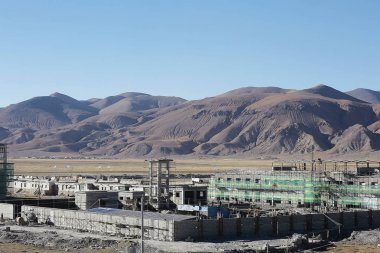Şantiye Tibet platosu Dağları ile pitoresk manzara karşı