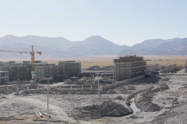 Şantiye Tibet platosu Dağları ile pitoresk manzara karşı