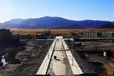 Şantiye Tibet platosu Dağları ile pitoresk manzara karşı