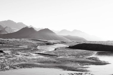 kumlu çöl ve uzak dağlar 