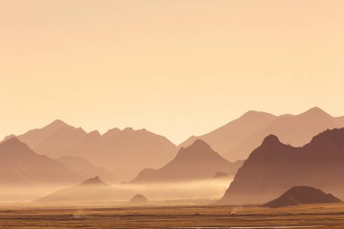 kumlu çöl ve uzak dağlar 