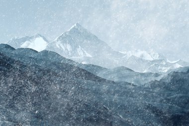 karlı kış dağlar, pitoresk Alp manzara şehrinde hava durumu 