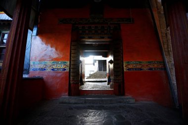 eski bina Tibet'te geleneksel antika kapı