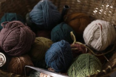 hasır sepet içinde farklı iplik