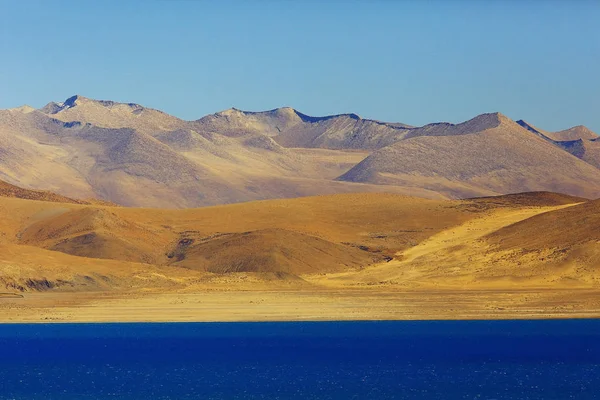 Lago sagrado nas montanhas do Himalaia — Fotografia de Stock