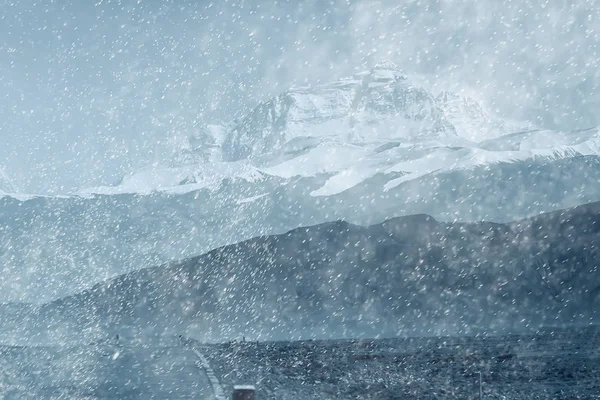 高山の風景の雪に覆われた冬の天候 — ストック写真