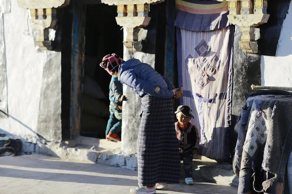 Gente Cerca Edificio Viejo Calle Estrecha Ciudad Tibetana —  Fotos de Stock